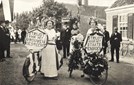 Juffrouw Oosterveen en Krul hebben in 1913 in Wijdenes gedemonstreerd bij onafhankelijkheidsfeesten.