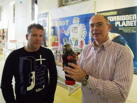 Robot-verzamelaar Marco van Gimst uit Oisterwijk gaf Roby Robot aan directeur Hans Stuijfbergen (r)