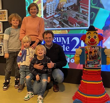 Wouter de Wolf en Anita Kolenbrander uit Enkhuizen, met hun kleinkinderen Hugo, Hidde  en Teun Vinkers uit Voorburg op vrijdag 29 december 2023 rond 1100 uur in het Museum van de 20e Eeuw (2)