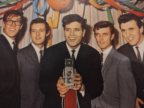 tentoonstelling “Jong! Jeugdculturen van nozem tot TikTok” in Hoorn Cliff Richard en The Shadows