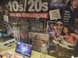 Van nozem tot TikTok: Museum van de 20e Eeuw duikt in ruim 70 jaar jongerencultuur Nieuwe tentoonstelling in Hoorn &nbsp; &nbsp; &nbsp;tentoonstelling “Jong! Jeugdculturen van nozem tot TikTok” 60s &nbsp; &nbsp; tentoonstelling “Jong! Jeugdculturen van nozem tot TikTok” peace &nbsp; &nbsp; tentoonstelling “Jong! Jeugdculturen van nozem tot TikTok” in Hoorn Cliff Richard en The Shadows &nbsp; &nbsp; tentoonstelling “Jong! Jeugdculturen van nozem tot TikTok” Doe Maar rage &nbsp; &nbsp; tentoonstelling “Jong! Jeugdculturen van nozem tot TikTok” 70s &nbsp; &nbsp; tentoonstelling “Jong! Jeugdculturen van nozem tot TikTok” 80s &nbsp; &nbsp; tentoonstelling “Jong! Jeugdculturen van nozem tot TikTok” 50s &nbsp; &nbsp; tentoonstelling “Jong! Jeugdculturen van nozem tot TikTok” 00s &nbsp;Gepubliceerd: 18-08-2026 &nbsp;HOORN – Van nozems op brommers tot gabbers in Australian trainingspakken, van Doe Maar-fans tot MSN’ers en TikTokkers: jong zijn zag er in elke generatie anders uit, maar draaide telkens om hetzelfde verlangen naar vrijheid, vriendschap en een eigen identiteit. Het Museum van de 20e Eeuw in Hoorn start op 4 juli 2026 de nieuwe tentoonstelling “Jong! Jeugdculturen van nozem tot TikTok”, een kleurrijke reis door ruim zeventig jaar jongerencultuur in Nederland. &nbsp;De tentoonstelling laat zien hoe jongeren sinds de jaren vijftig telkens nieuwe manieren vonden om zich te onderscheiden. Met muziek, kleding, kapsels, taal, brommers, hobby’s, media en technologie bouwde elke generatie aan een eigen wereld. Wat voor jongeren vanzelfsprekend was, riep bij ouders en volwassenen vaak verbazing, zorgen of zelfs weerstand op. &nbsp;In de jaren vijftig verschenen de nozems met vetkuiven, leren jacks en brommers in het straatbeeld. De jaren zestig brachten beatmuziek, provo, minirokken en lang haar. In de jaren zeventig dansten jongeren op disco of kozen ze juist voor de rauwe energie van punk. De jaren tachtig stonden in het teken van walkmans, videobanden, computerspelletjes en Doe Maar-gekte. &nbsp;Daarna volgen de herkenbare werelden van de jaren negentig, met gabbers, scooters, flippo’s, skaters, TMF en MTV. De jaren nul tonen MSN, Hyves, mp3-spelers, lage heupbroeken en de opkomst van een steeds digitalere jeugdcultuur. In de jaren tien verschuift het jongerenleven definitief naar de smartphone, met Instagram, Snapchat, YouTube, streaming, festivals en TikTok. &nbsp;Meer dan nostalgie &nbsp;Volgens het museum is de tentoonstelling niet alleen een feest der herkenning, maar ook een blik op maatschappelijke verandering. Jongerencultuur vertelt iets over welvaart, vrijheid, techniek, media, opvoeding en de manier waarop generaties zich tot elkaar verhouden. Wat vroeger op straat, bij de snackbar, in de disco of op het schoolplein gebeurde, speelt zich tegenwoordig net zo goed online af. &nbsp;Bezoekers zien onder meer kleding, muziek, boeken, brommers, foto’s, affiches, tijdschriften, speelgoed, games, film- en tv-herinneringen en andere objecten die laten zien hoe jong zijn door de jaren heen veranderde. Veel bezoekers zullen hun eigen jeugd herkennen, terwijl jongere generaties ontdekken hoe hun ouders en grootouders zich ooit onderscheidden. &nbsp;De tentoonstelling “Jong! Jeugdculturen van nozem tot TikTok” is tot en met 3 januari 2027 te zien in het Museum van de 20e Eeuw in Hoorn. Actuele openingstijden en bezoekersinformatie zijn te vinden op www.museumhoorn.nl.