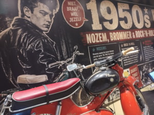 Van nozem tot TikTok: Museum van de 20e Eeuw duikt in ruim 70 jaar jongerencultuur Nieuwe tentoonstelling in Hoorn &nbsp; &nbsp; &nbsp;tentoonstelling “Jong! Jeugdculturen van nozem tot TikTok” 60s &nbsp; &nbsp; tentoonstelling “Jong! Jeugdculturen van nozem tot TikTok” peace &nbsp; &nbsp; tentoonstelling “Jong! Jeugdculturen van nozem tot TikTok” in Hoorn Cliff Richard en The Shadows &nbsp; &nbsp; tentoonstelling “Jong! Jeugdculturen van nozem tot TikTok” Doe Maar rage &nbsp; &nbsp; tentoonstelling “Jong! Jeugdculturen van nozem tot TikTok” 70s &nbsp; &nbsp; tentoonstelling “Jong! Jeugdculturen van nozem tot TikTok” 80s &nbsp; &nbsp; tentoonstelling “Jong! Jeugdculturen van nozem tot TikTok” 50s &nbsp; &nbsp; tentoonstelling “Jong! Jeugdculturen van nozem tot TikTok” 00s &nbsp;Gepubliceerd: 18-08-2026 &nbsp;HOORN – Van nozems op brommers tot gabbers in Australian trainingspakken, van Doe Maar-fans tot MSN’ers en TikTokkers: jong zijn zag er in elke generatie anders uit, maar draaide telkens om hetzelfde verlangen naar vrijheid, vriendschap en een eigen identiteit. Het Museum van de 20e Eeuw in Hoorn start op 4 juli 2026 de nieuwe tentoonstelling “Jong! Jeugdculturen van nozem tot TikTok”, een kleurrijke reis door ruim zeventig jaar jongerencultuur in Nederland. &nbsp;De tentoonstelling laat zien hoe jongeren sinds de jaren vijftig telkens nieuwe manieren vonden om zich te onderscheiden. Met muziek, kleding, kapsels, taal, brommers, hobby’s, media en technologie bouwde elke generatie aan een eigen wereld. Wat voor jongeren vanzelfsprekend was, riep bij ouders en volwassenen vaak verbazing, zorgen of zelfs weerstand op. &nbsp;In de jaren vijftig verschenen de nozems met vetkuiven, leren jacks en brommers in het straatbeeld. De jaren zestig brachten beatmuziek, provo, minirokken en lang haar. In de jaren zeventig dansten jongeren op disco of kozen ze juist voor de rauwe energie van punk. De jaren tachtig stonden in het teken van walkmans, videobanden, computerspelletjes en Doe Maar-gekte. &nbsp;Daarna volgen de herkenbare werelden van de jaren negentig, met gabbers, scooters, flippo’s, skaters, TMF en MTV. De jaren nul tonen MSN, Hyves, mp3-spelers, lage heupbroeken en de opkomst van een steeds digitalere jeugdcultuur. In de jaren tien verschuift het jongerenleven definitief naar de smartphone, met Instagram, Snapchat, YouTube, streaming, festivals en TikTok. &nbsp;Meer dan nostalgie &nbsp;Volgens het museum is de tentoonstelling niet alleen een feest der herkenning, maar ook een blik op maatschappelijke verandering. Jongerencultuur vertelt iets over welvaart, vrijheid, techniek, media, opvoeding en de manier waarop generaties zich tot elkaar verhouden. Wat vroeger op straat, bij de snackbar, in de disco of op het schoolplein gebeurde, speelt zich tegenwoordig net zo goed online af. &nbsp;Bezoekers zien onder meer kleding, muziek, boeken, brommers, foto’s, affiches, tijdschriften, speelgoed, games, film- en tv-herinneringen en andere objecten die laten zien hoe jong zijn door de jaren heen veranderde. Veel bezoekers zullen hun eigen jeugd herkennen, terwijl jongere generaties ontdekken hoe hun ouders en grootouders zich ooit onderscheidden. &nbsp;De tentoonstelling “Jong! Jeugdculturen van nozem tot TikTok” is tot en met 3 januari 2027 te zien in het Museum van de 20e Eeuw in Hoorn. Actuele openingstijden en bezoekersinformatie zijn te vinden op www.museumhoorn.nl.