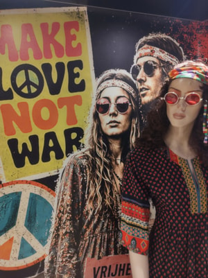 Van nozem tot TikTok: Museum van de 20e Eeuw duikt in ruim 70 jaar jongerencultuur Nieuwe tentoonstelling in Hoorn &nbsp; &nbsp; &nbsp;tentoonstelling “Jong! Jeugdculturen van nozem tot TikTok” 60s &nbsp; &nbsp; tentoonstelling “Jong! Jeugdculturen van nozem tot TikTok” peace &nbsp; &nbsp; tentoonstelling “Jong! Jeugdculturen van nozem tot TikTok” in Hoorn Cliff Richard en The Shadows &nbsp; &nbsp; tentoonstelling “Jong! Jeugdculturen van nozem tot TikTok” Doe Maar rage &nbsp; &nbsp; tentoonstelling “Jong! Jeugdculturen van nozem tot TikTok” 70s &nbsp; &nbsp; tentoonstelling “Jong! Jeugdculturen van nozem tot TikTok” 80s &nbsp; &nbsp; tentoonstelling “Jong! Jeugdculturen van nozem tot TikTok” 50s &nbsp; &nbsp; tentoonstelling “Jong! Jeugdculturen van nozem tot TikTok” 00s &nbsp;Gepubliceerd: 18-08-2026 &nbsp;HOORN – Van nozems op brommers tot gabbers in Australian trainingspakken, van Doe Maar-fans tot MSN’ers en TikTokkers: jong zijn zag er in elke generatie anders uit, maar draaide telkens om hetzelfde verlangen naar vrijheid, vriendschap en een eigen identiteit. Het Museum van de 20e Eeuw in Hoorn start op 4 juli 2026 de nieuwe tentoonstelling “Jong! Jeugdculturen van nozem tot TikTok”, een kleurrijke reis door ruim zeventig jaar jongerencultuur in Nederland. &nbsp;De tentoonstelling laat zien hoe jongeren sinds de jaren vijftig telkens nieuwe manieren vonden om zich te onderscheiden. Met muziek, kleding, kapsels, taal, brommers, hobby’s, media en technologie bouwde elke generatie aan een eigen wereld. Wat voor jongeren vanzelfsprekend was, riep bij ouders en volwassenen vaak verbazing, zorgen of zelfs weerstand op. &nbsp;In de jaren vijftig verschenen de nozems met vetkuiven, leren jacks en brommers in het straatbeeld. De jaren zestig brachten beatmuziek, provo, minirokken en lang haar. In de jaren zeventig dansten jongeren op disco of kozen ze juist voor de rauwe energie van punk. De jaren tachtig stonden in het teken van walkmans, videobanden, computerspelletjes en Doe Maar-gekte. &nbsp;Daarna volgen de herkenbare werelden van de jaren negentig, met gabbers, scooters, flippo’s, skaters, TMF en MTV. De jaren nul tonen MSN, Hyves, mp3-spelers, lage heupbroeken en de opkomst van een steeds digitalere jeugdcultuur. In de jaren tien verschuift het jongerenleven definitief naar de smartphone, met Instagram, Snapchat, YouTube, streaming, festivals en TikTok. &nbsp;Meer dan nostalgie &nbsp;Volgens het museum is de tentoonstelling niet alleen een feest der herkenning, maar ook een blik op maatschappelijke verandering. Jongerencultuur vertelt iets over welvaart, vrijheid, techniek, media, opvoeding en de manier waarop generaties zich tot elkaar verhouden. Wat vroeger op straat, bij de snackbar, in de disco of op het schoolplein gebeurde, speelt zich tegenwoordig net zo goed online af. &nbsp;Bezoekers zien onder meer kleding, muziek, boeken, brommers, foto’s, affiches, tijdschriften, speelgoed, games, film- en tv-herinneringen en andere objecten die laten zien hoe jong zijn door de jaren heen veranderde. Veel bezoekers zullen hun eigen jeugd herkennen, terwijl jongere generaties ontdekken hoe hun ouders en grootouders zich ooit onderscheidden. &nbsp;De tentoonstelling “Jong! Jeugdculturen van nozem tot TikTok” is tot en met 3 januari 2027 te zien in het Museum van de 20e Eeuw in Hoorn. Actuele openingstijden en bezoekersinformatie zijn te vinden op www.museumhoorn.nl.